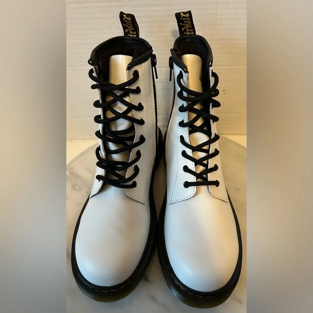 NWOT Dr. MARTENS WHITE JADON BOOT SMOOTH LEATHER PLATFORM GENDER NEUTRAL M6 W7